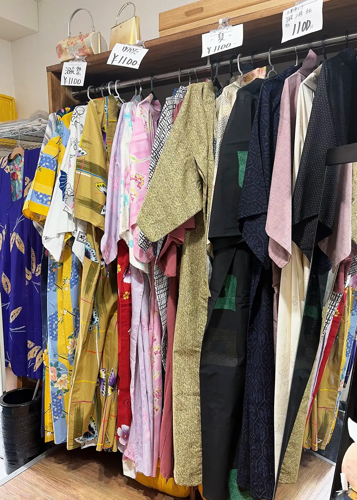 喜和本店の入口付近に並ぶ浴衣と夏着物