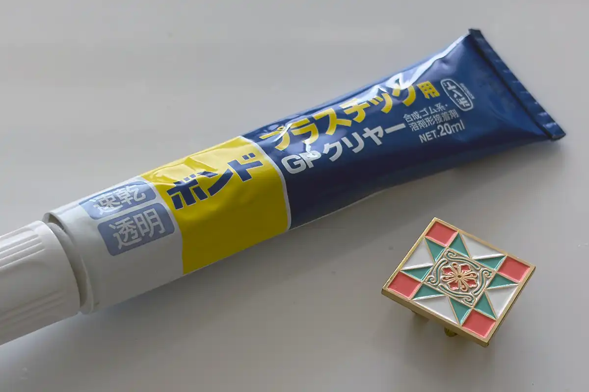 マジョリカタイルのピンバッジを帯留めに加工するために使った接着剤と材料