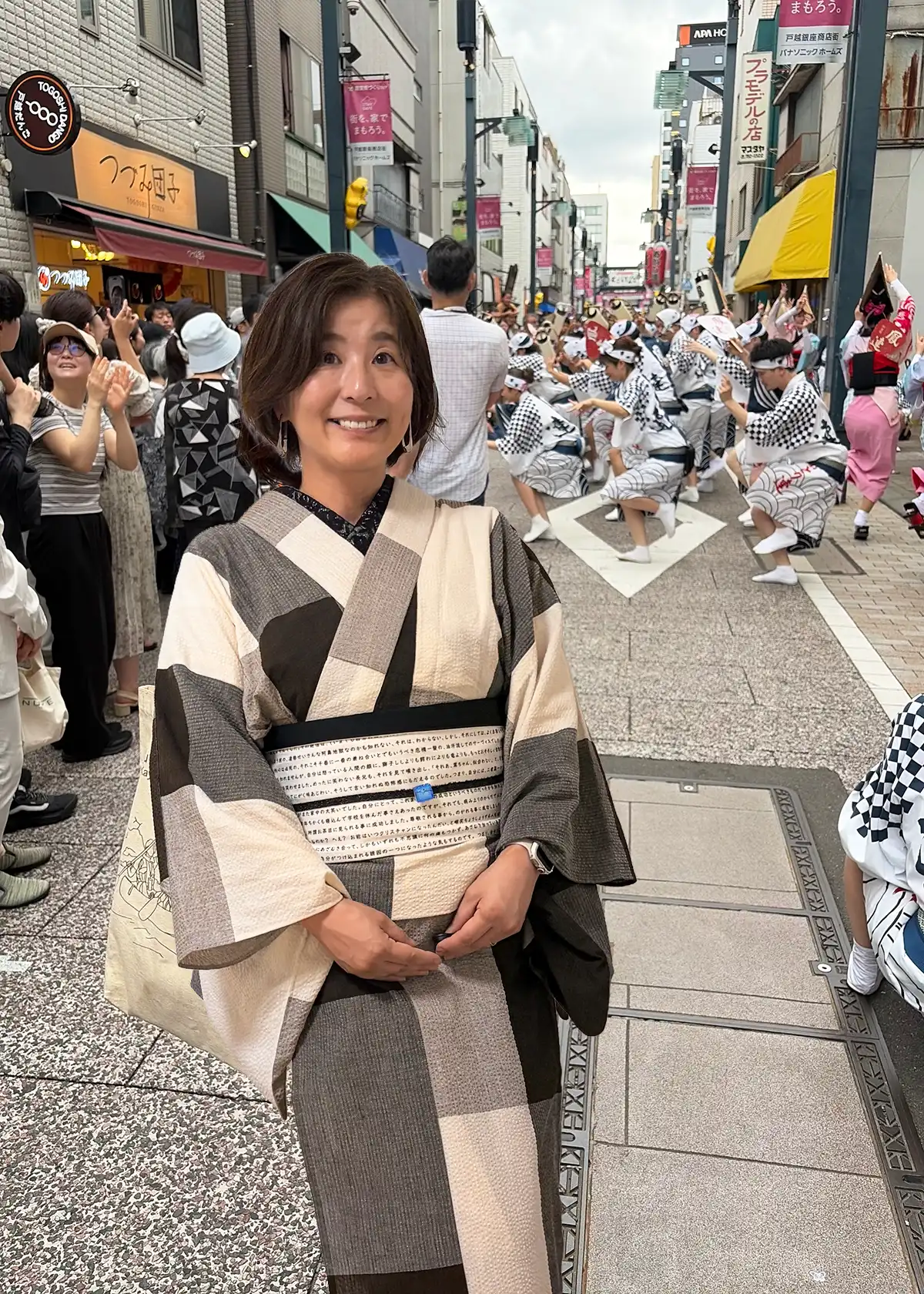 戸越銀座商店街の阿波踊りを背景にした阿波しじら着物コーデ
