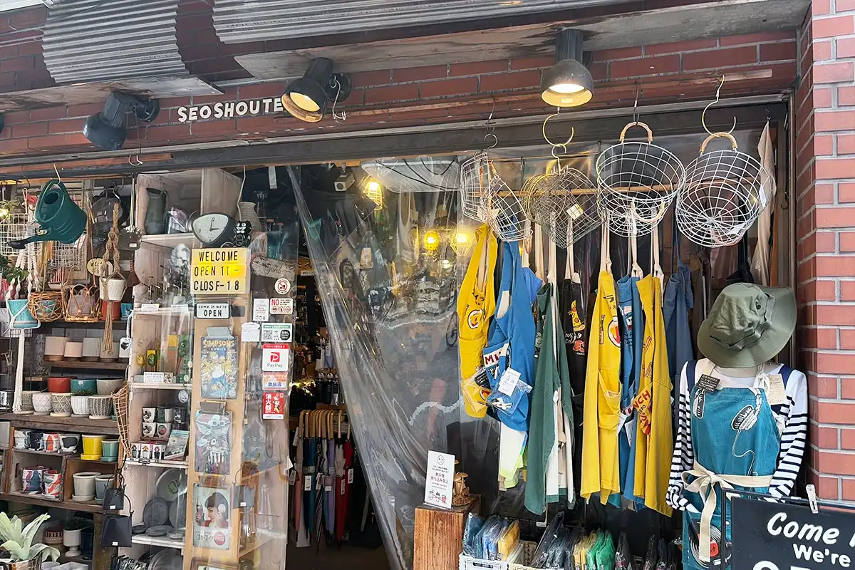 戸越銀座の瀬尾商店の外観と店先に並ぶ雑貨