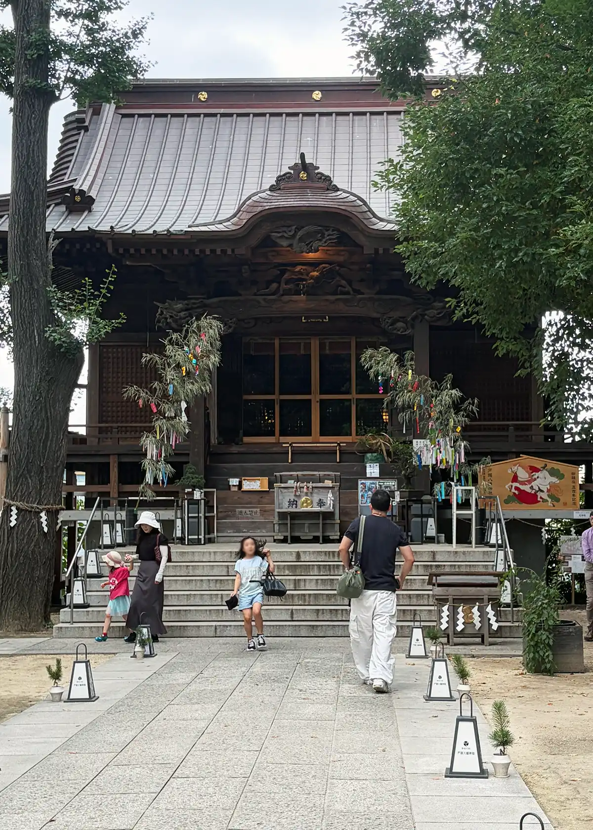 七夕飾りのある戸越八幡神社の社殿