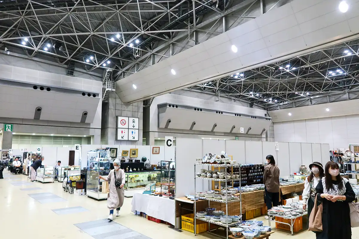 東京ビッグサイトで開催された骨董市グランデの会場内
