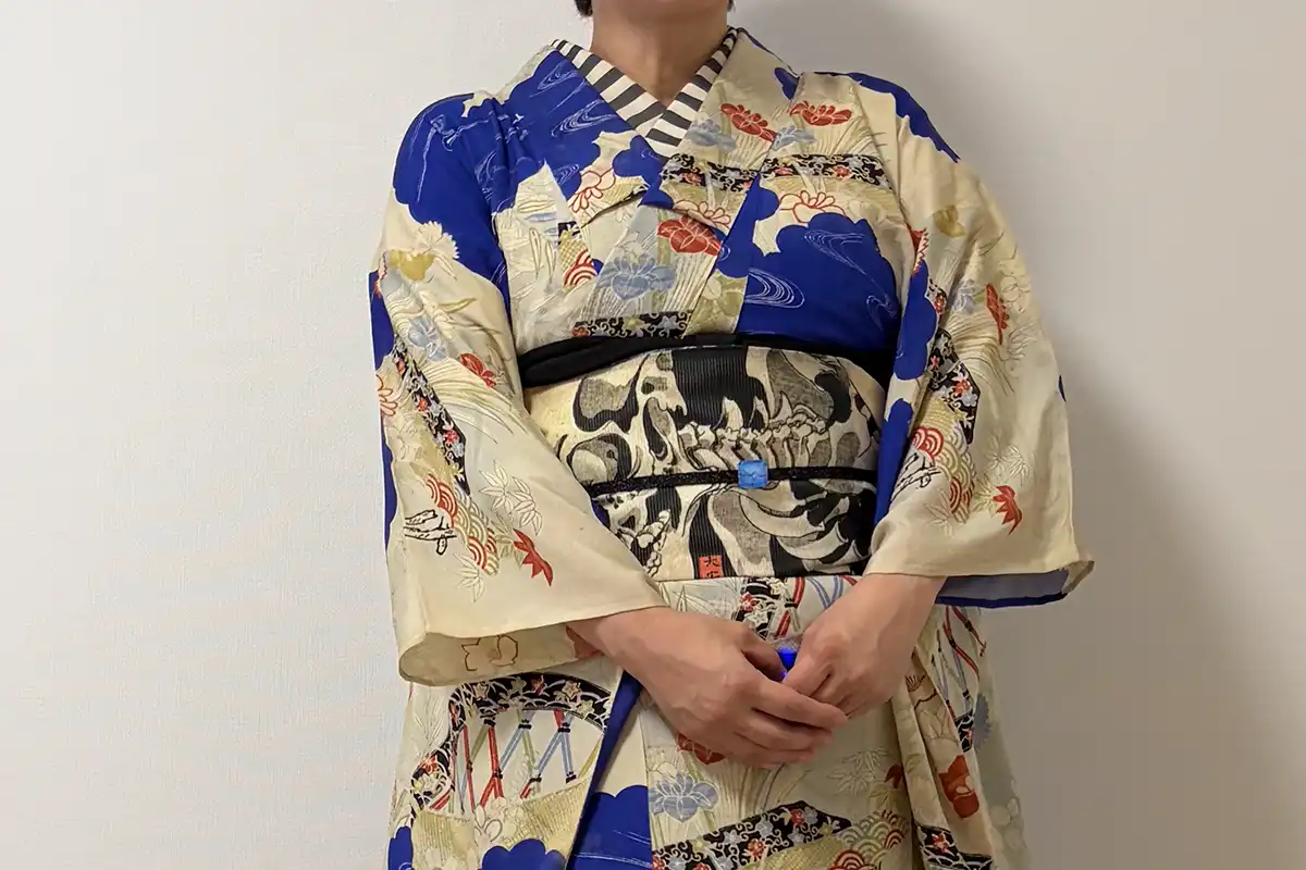 アンティーク夏着物にがしゃ髑髏柄の夏帯と青い帯留めを合わせたコーデ
