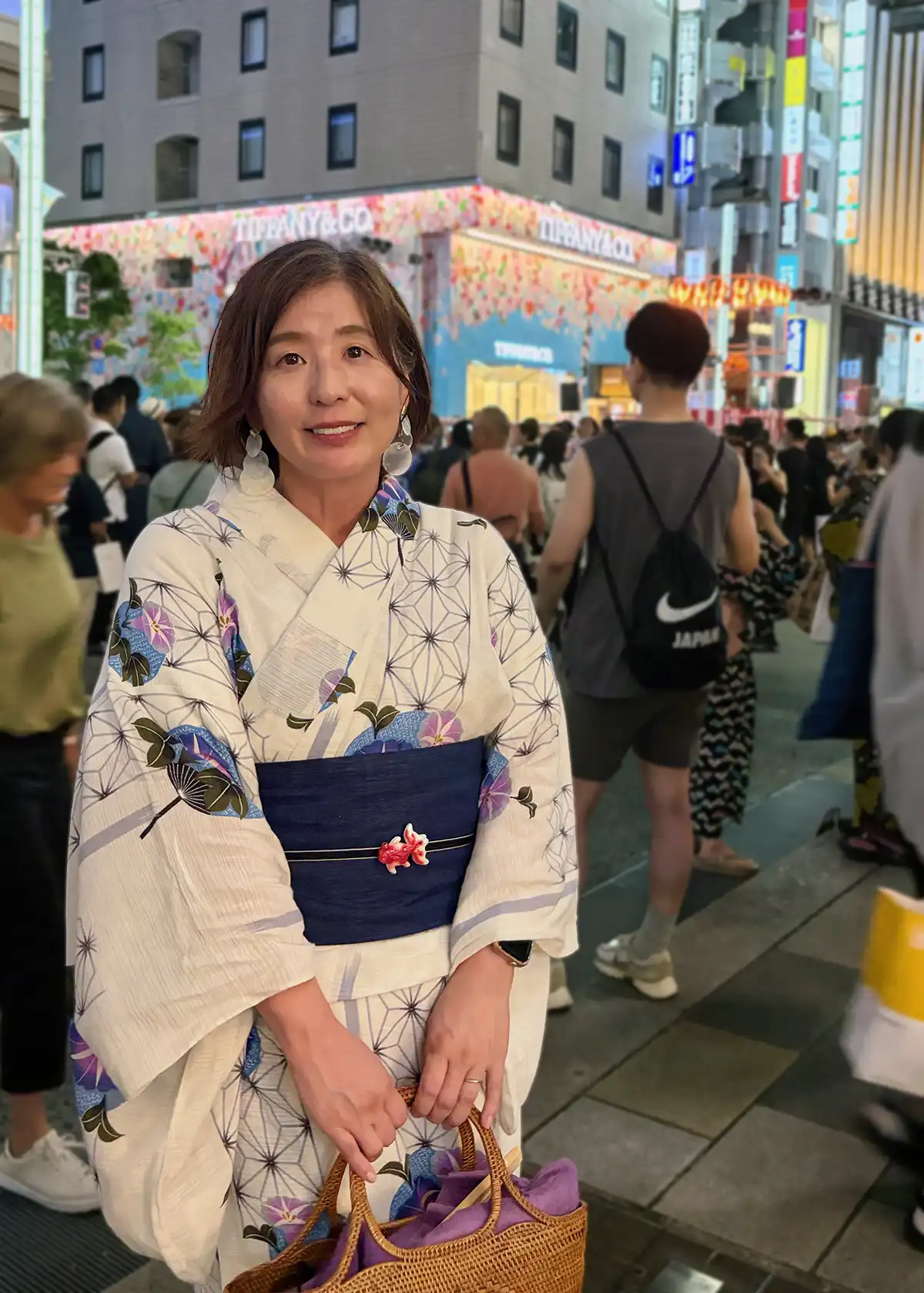 朝顔浴衣に紺の麻帯と金魚の帯留めを合わせた銀座での着姿