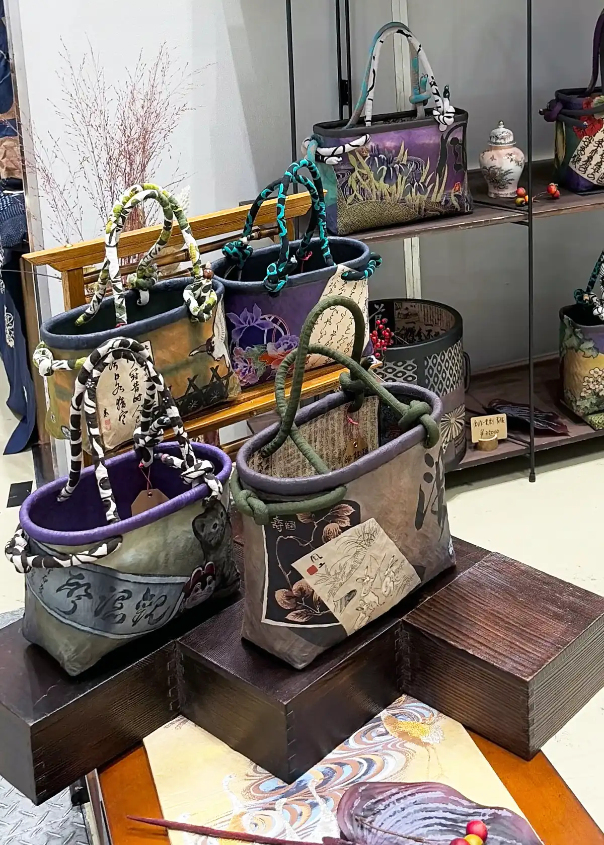 骨董グランデに並ぶ創作一閑張のバッグ