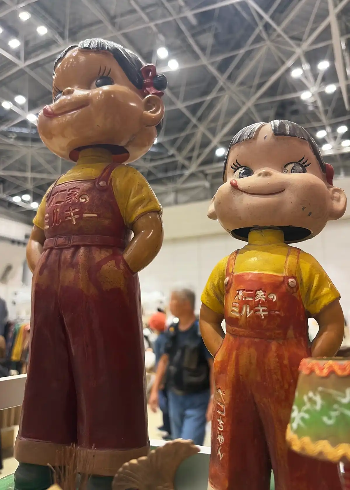 骨董グランデに並ぶ昭和レトロな不二家ミルキーのセルロイド人形