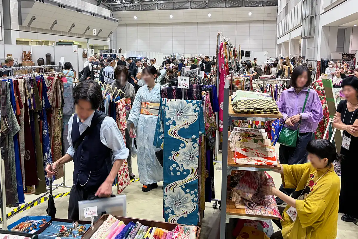骨董グランデ会場に並ぶ着物や骨董品のブース