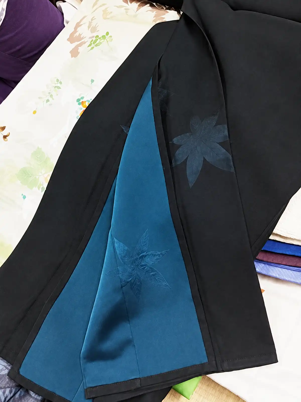 黒の紗から青が透けるリサイクルの夏着物