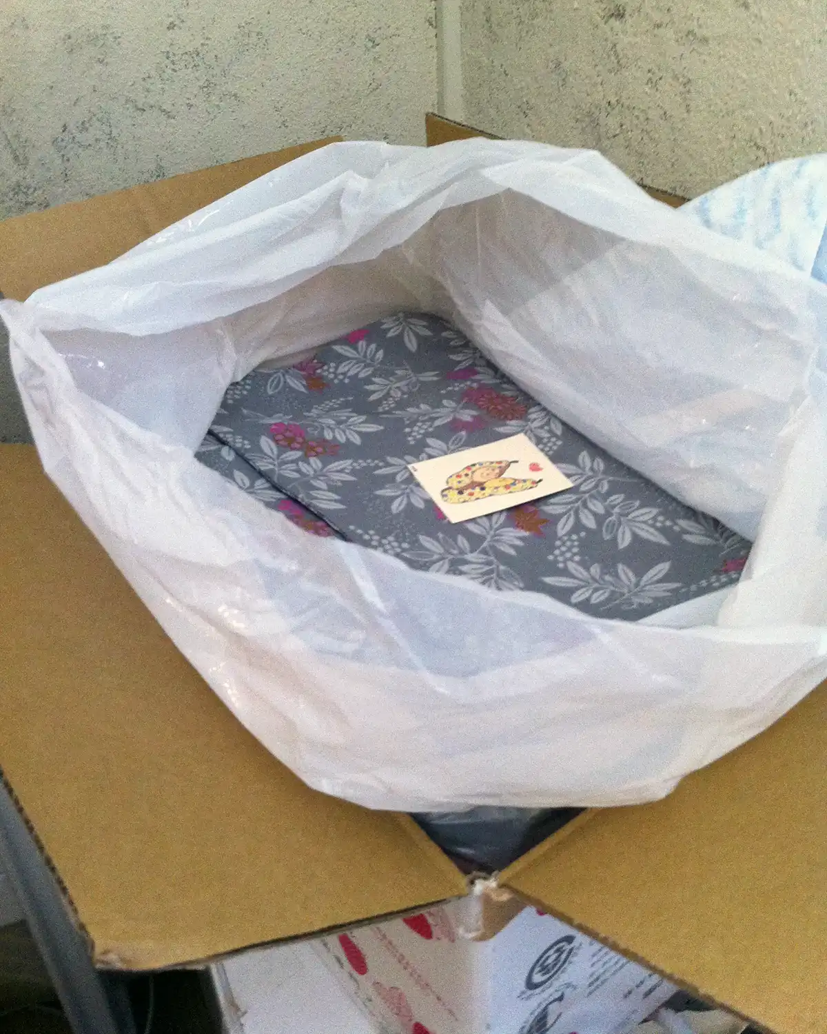 チャリティー着物バザー開催前に寄付品の着物や帯を仕分けしている様子