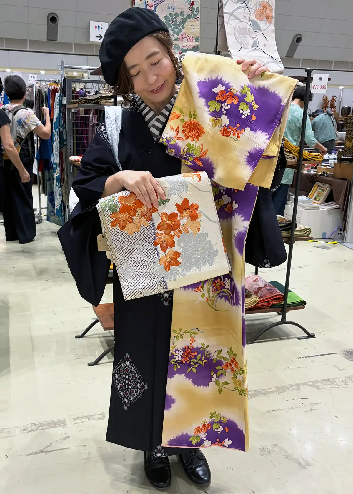 LUNCOで購入した袷着物と袋帯を持つ着物姿