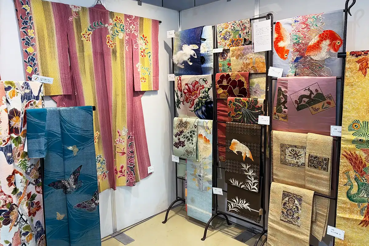 特別展示「布と手のはなし」に並ぶ刺繍の着物や帯