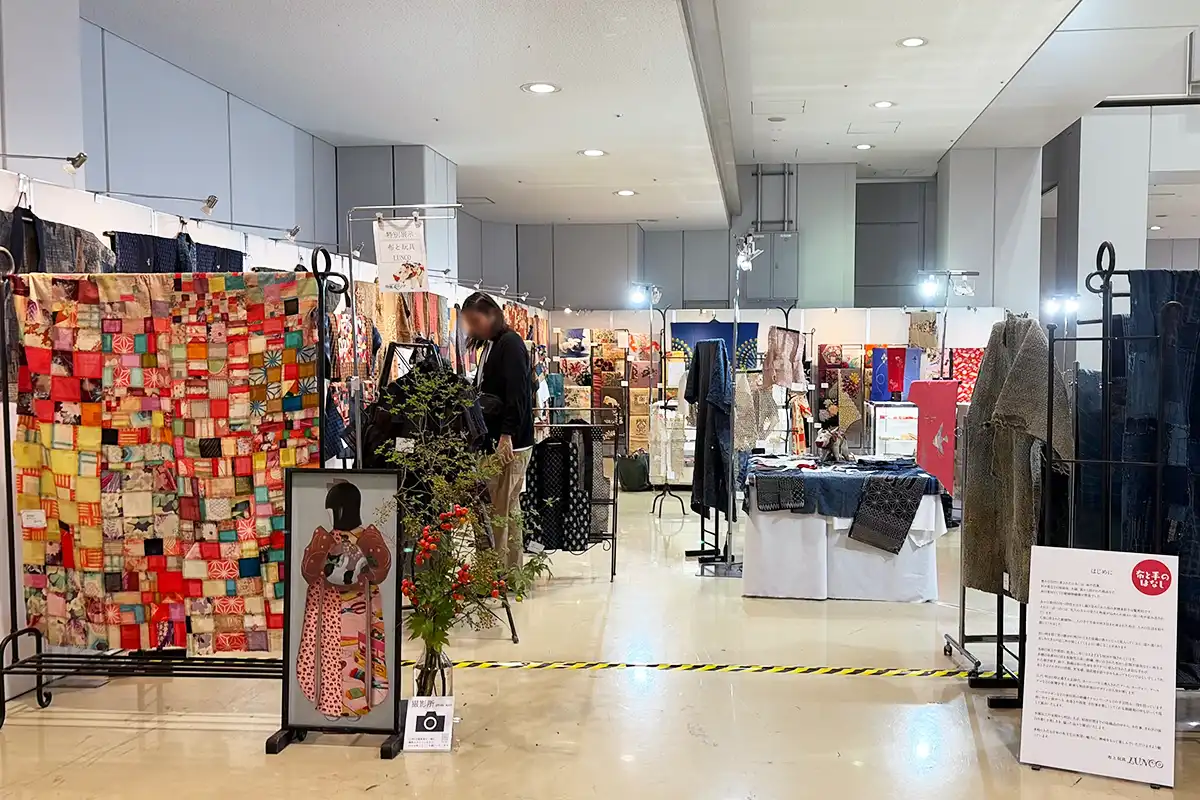骨董グランデ特別展示「布と手のはなし」の会場風景