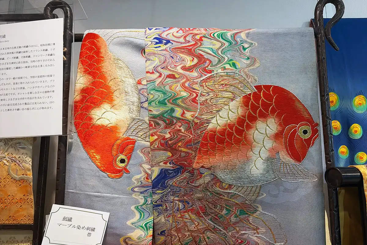魚が大きく刺繍されたアンティークの帯