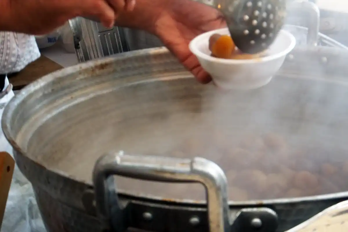 湯気の立つ鍋から取り分けられる玉こんにゃく