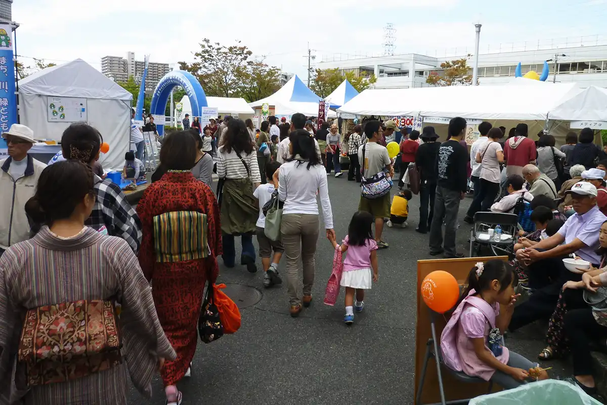 堺の大産業祭の会場を歩く来場者の様子