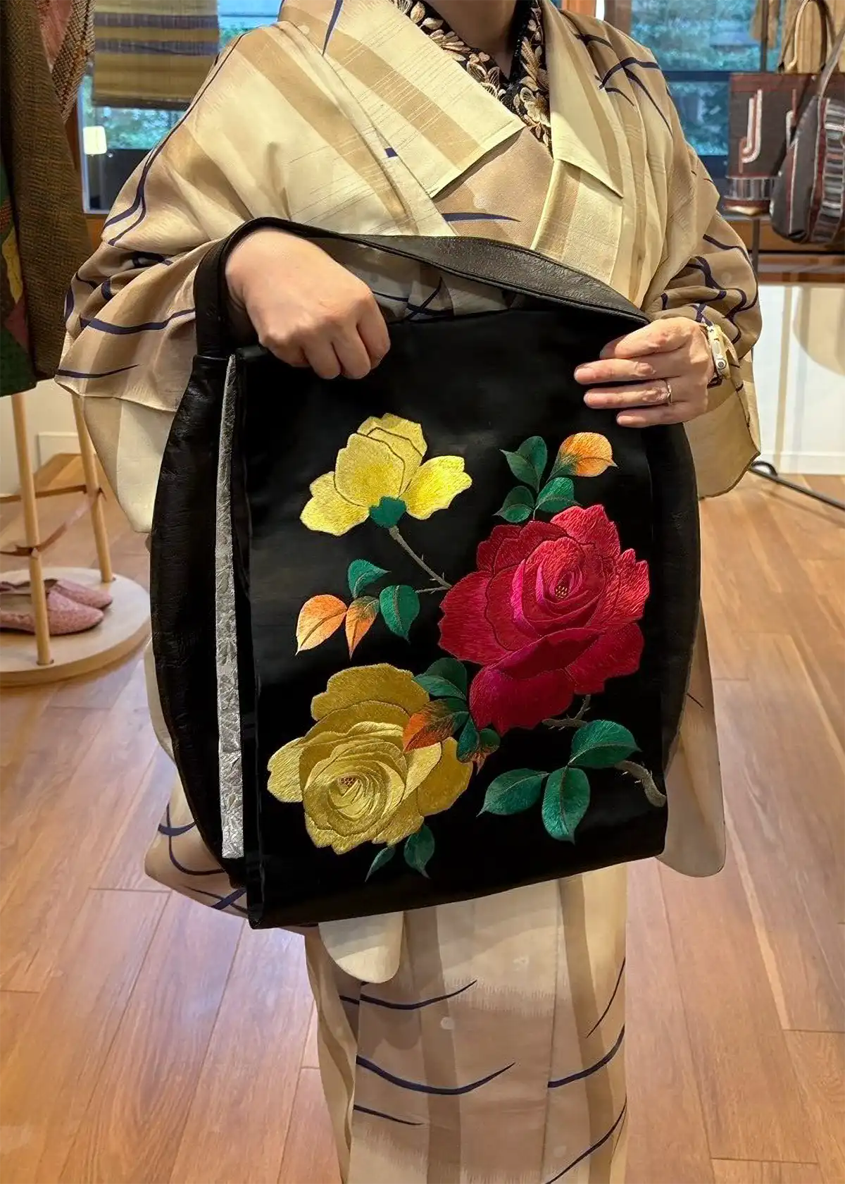 黒繻子に赤や黄色の薔薇が刺繍されたアンティーク帯