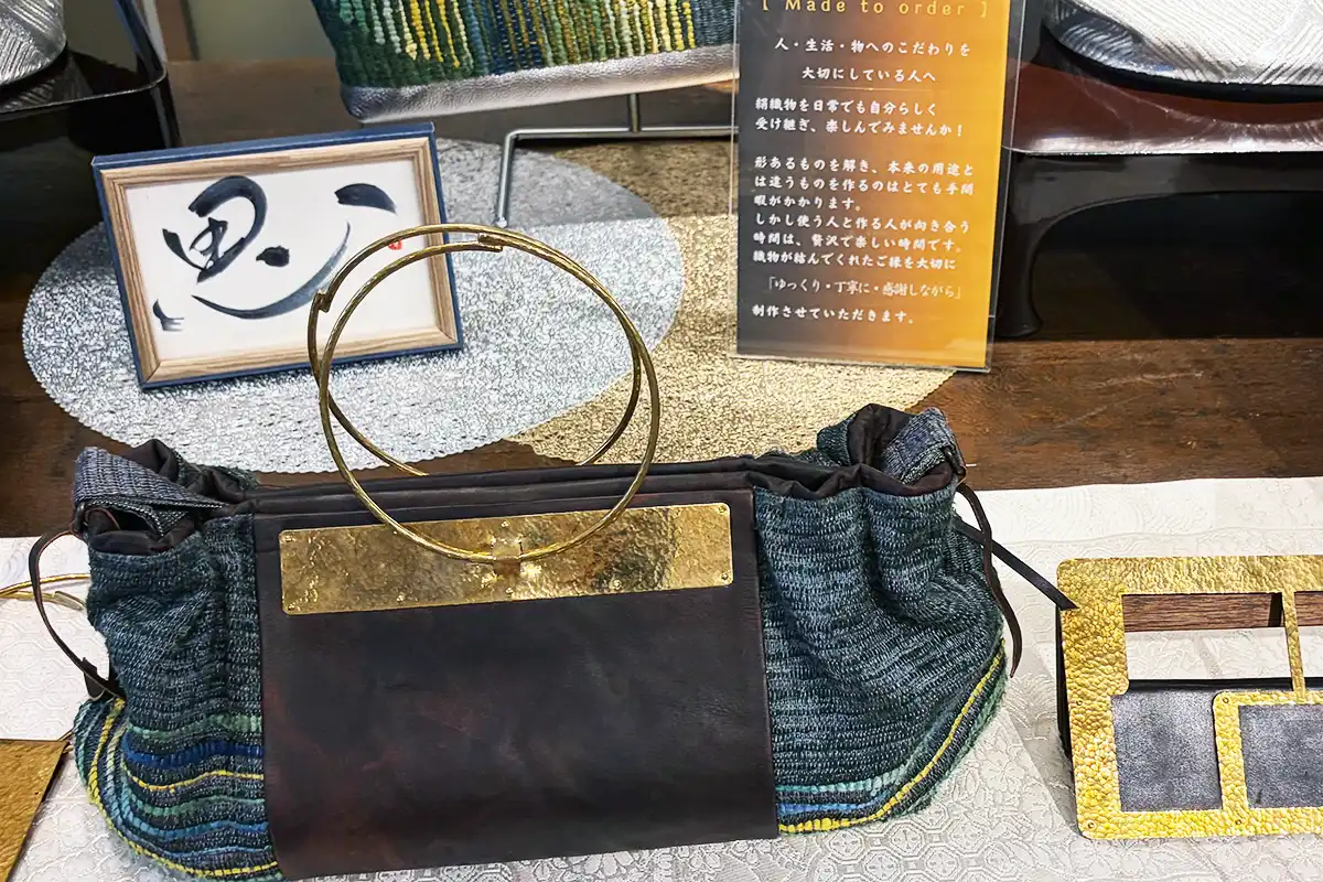 ダークブラウンレザーと素朴な織り生地を組み合わせたぬいもの屋 個々の帯バッグ