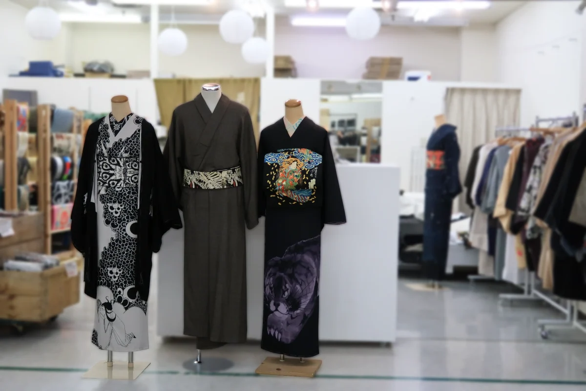 ゴフクヤサンドットコム居内商店の店頭に並ぶ3体のマネキンコーディネート