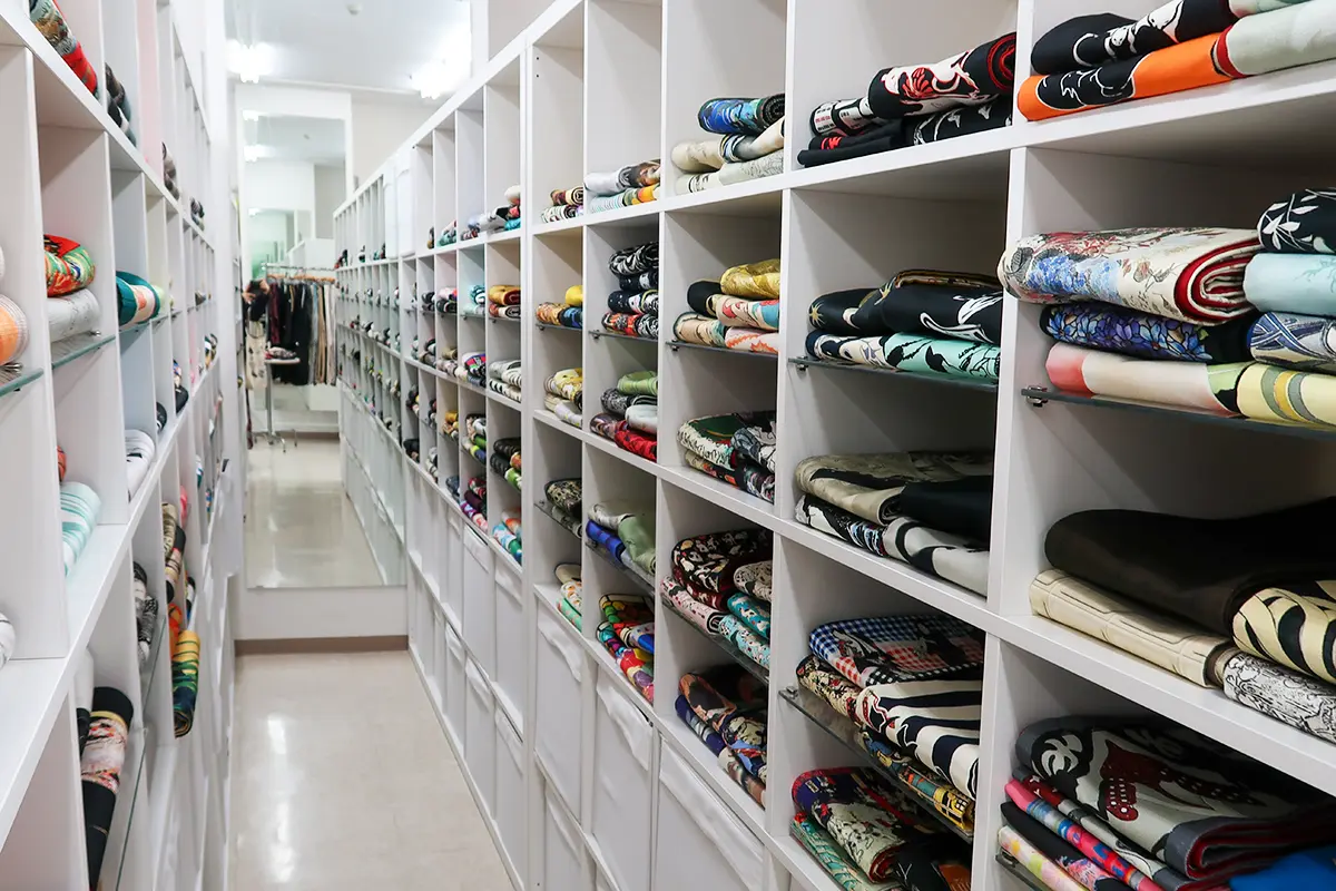 ゴフクヤサンドットコム居内商店の棚に並ぶ色とりどりの帯